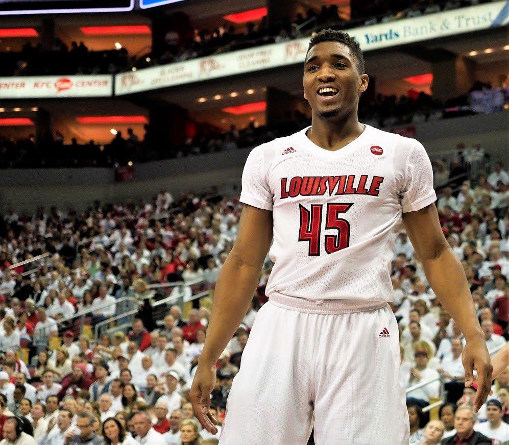 球员：我就轻轻一抬腿（球员解释：我不过是抬了下腿而已）