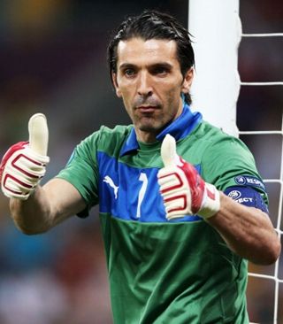 手腕骨折+肩部受伤，巴黎主席纳赛尔缠着绷带赴客场督战欧冠（手腕骨折肩部受创，巴黎主席纳赛尔打着绷带客赴欧冠督战）