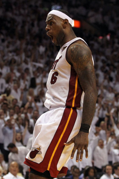 所有人都来欣赏刘亦菲阿布扎比8s换轮胎…老公姐这块！（刘亦菲在阿布扎比8秒换胎，全场惊呼！）