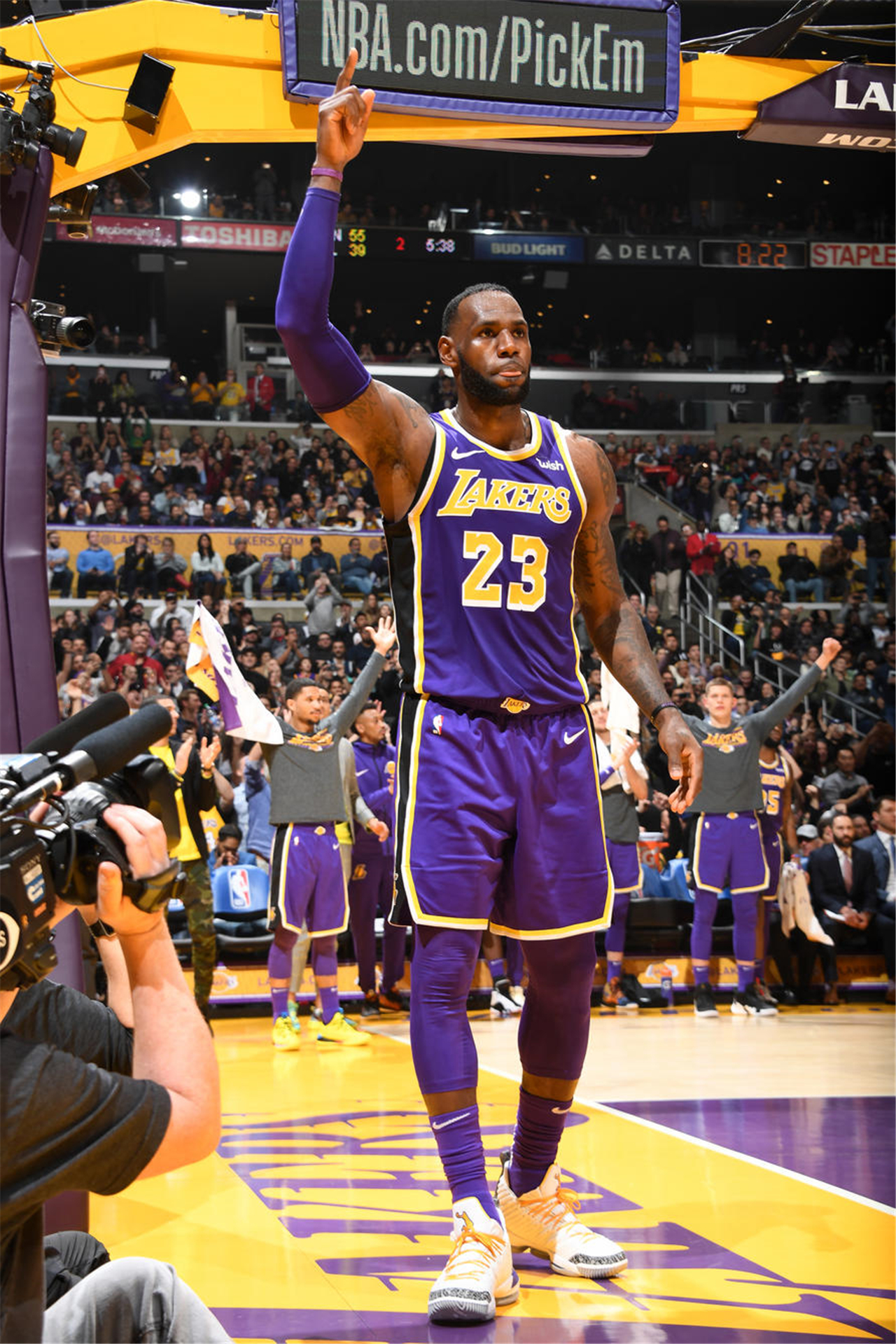 科尔谈巴特勒重摔在地：他说全身都疼，但他接管了比赛（科尔：巴特勒重摔后称全身疼痛，却仍接管比赛）