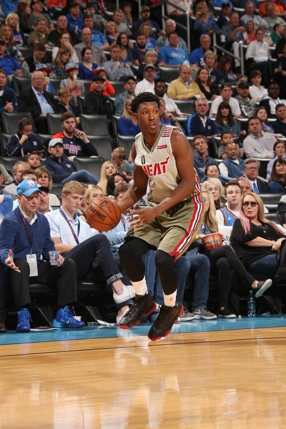 2025年球衣销量：亚马尔力压梅罗排第一；皇萨塔俱乐部前三（2025年球衣热卖榜：亚马尔超越梅罗夺魁，皇萨塔包揽俱乐部前三）